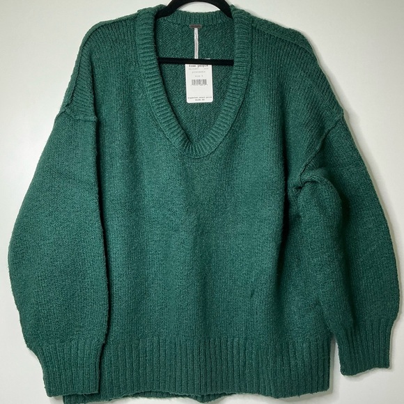 Free People Oversized Pineneedle Knit Green Alli V-Neck Sweater Size Small New - Picture 1 of 7